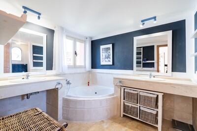 Bathroom (3).jpg