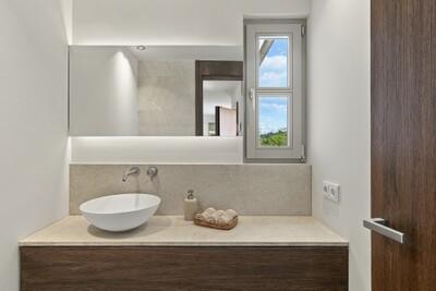 Bathroom (1).jpg