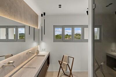 Bathroom (2).jpg