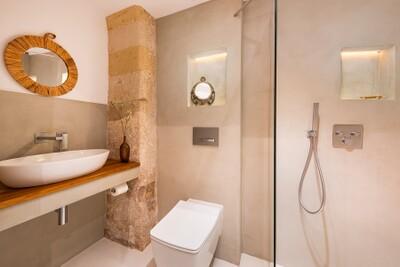 Bathroom (2).jpg