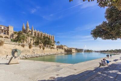 Palma de Mallorca Cathedral & Fountain