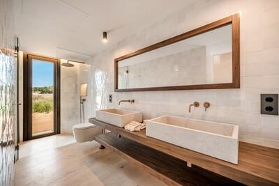 Bathroom (2).jpg