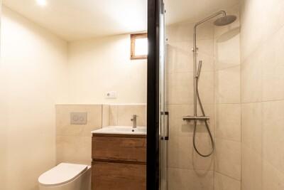 Bathroom (2).jpg