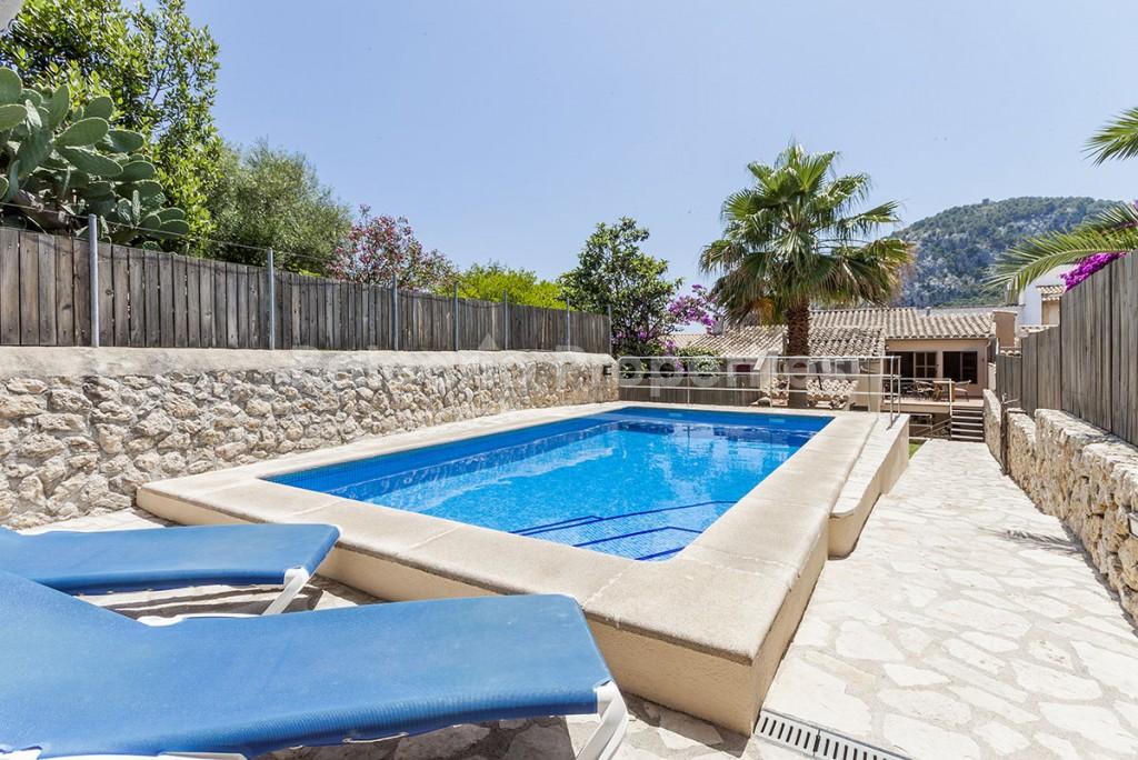 Casa de pueblo con piscina a la venta en Pollensa, Mallorca