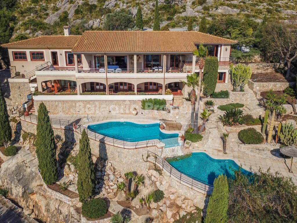 Superb offer: Luxury sea view villa with rental license for sale in Puerto Pollensa, Mallorca