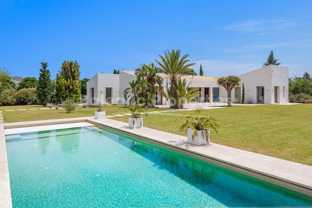 Contemporary country house with stunning mountain views for sale in Pollensa, North Mallorca