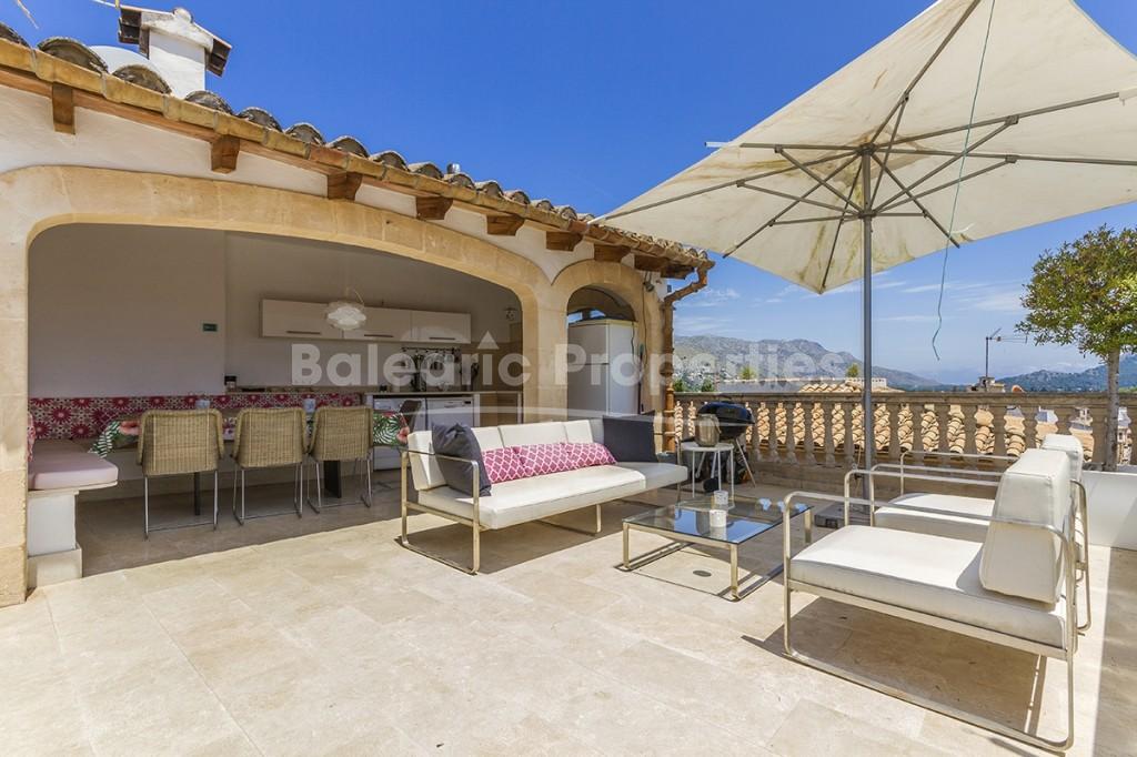 Impresionante casa de pueblo de seis dormitorios con piscina y garaje en venta en Pollensa, Mallorca