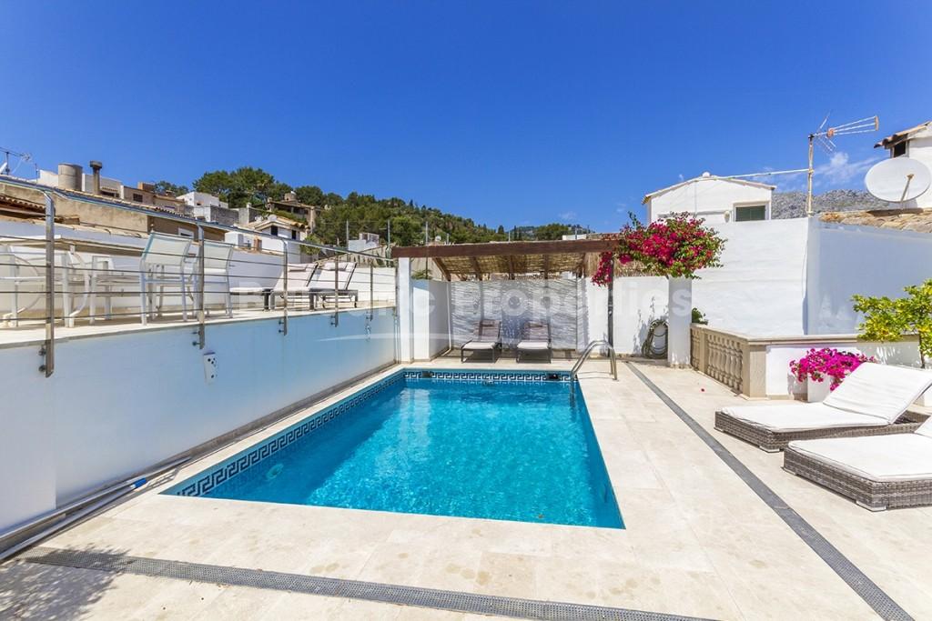 Impresionante casa de pueblo de seis dormitorios con piscina y garaje en venta en Pollensa, Mallorca