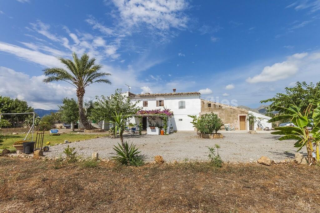Rustic finca with a generous plot for sale near Pollensa, Mallorca