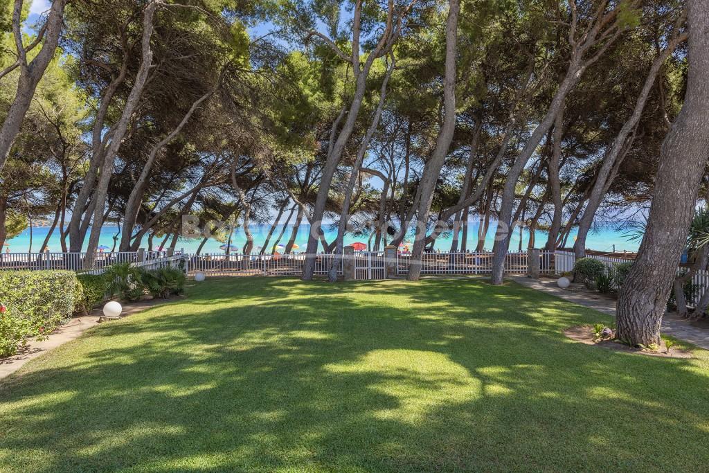 Villa en primera línea de playa con licencia de vacaciones y vistas al mar en venta en Alcudia, Mallorca