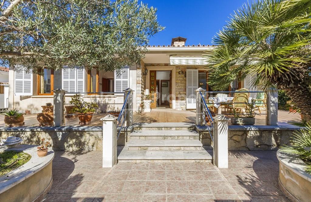 Esta preciosa villa, situada muy cerca de la playa, se vende en el Puerto de Alcudia, Mallorca