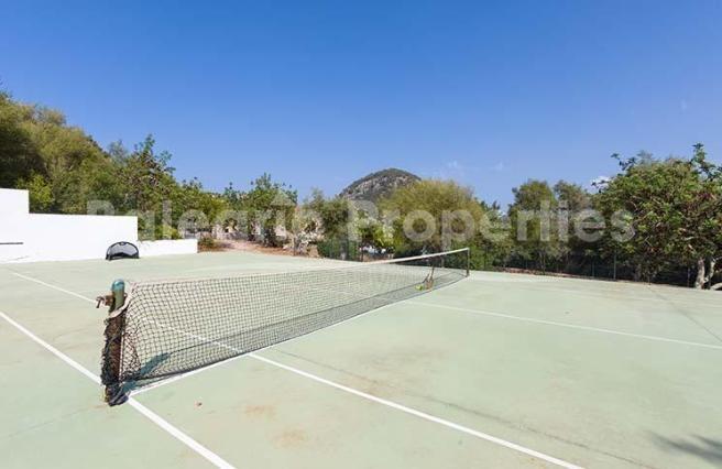 Wonderful country finca with tennis court for sale in Pollensa, Mallorca