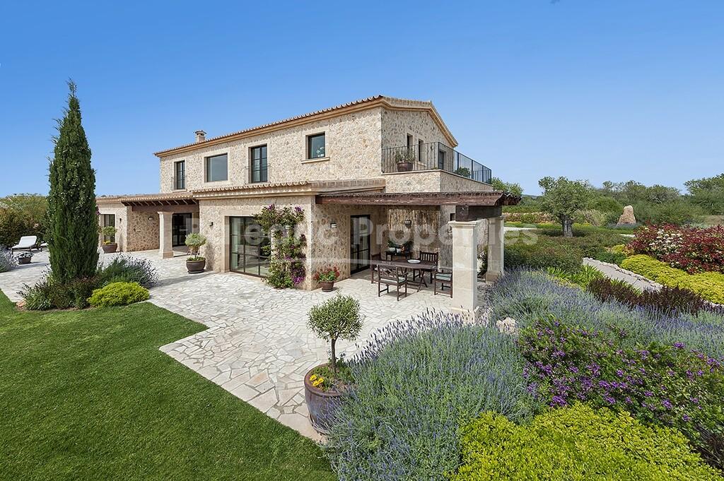 Country house with large garden and pool for sale in Llucmajor, Mallorca