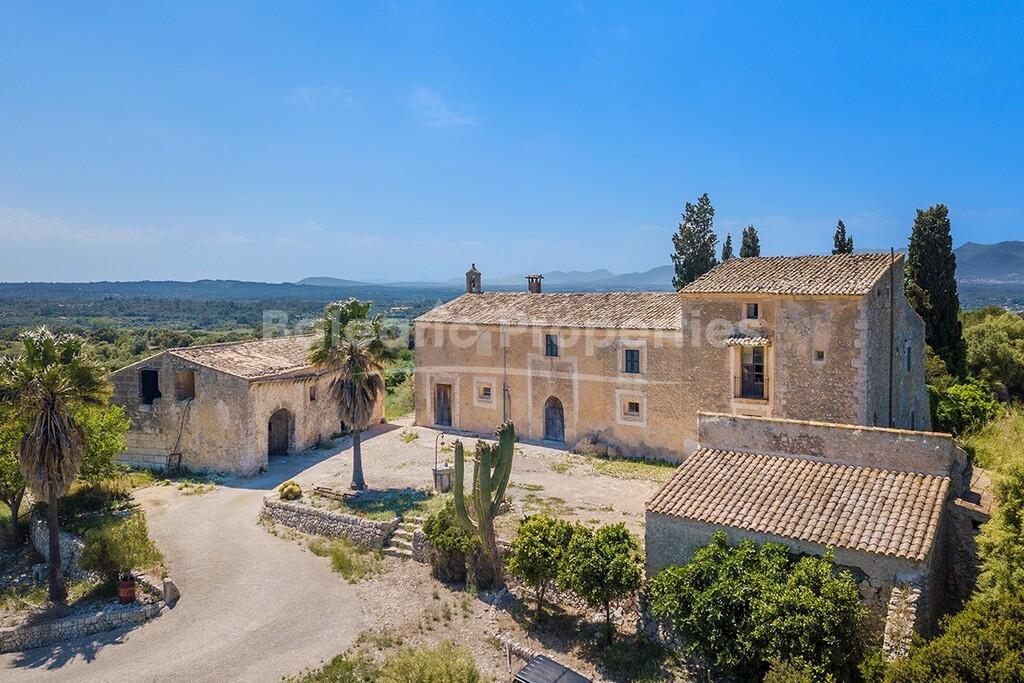 Impressive old manor house to reform for sale in the countryside near Llubí, Mallorca