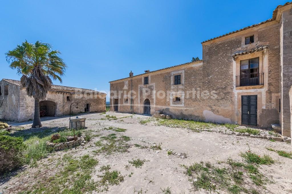 Impressive old manor house to reform for sale in the countryside near Llubí, Mallorca