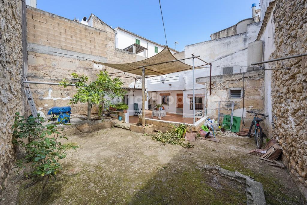 Casa de pueblo tradicional con patio ajardinado en venta en Pollensa, Mallorca