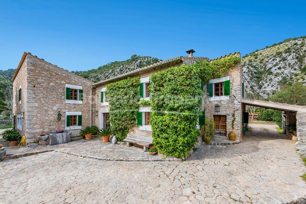 Unique and authentic country estate for sale in Selva, Mallorca
