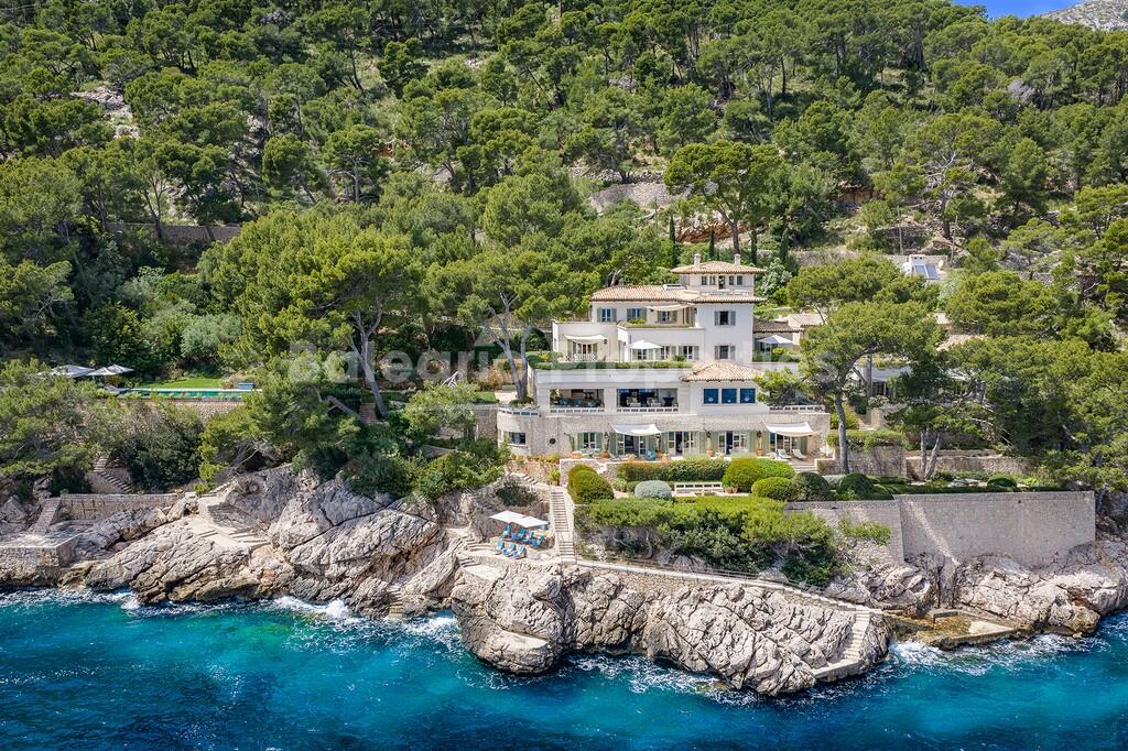 Exclusive frontline estate with direct sea access for sale in Formentor, North Mallorca