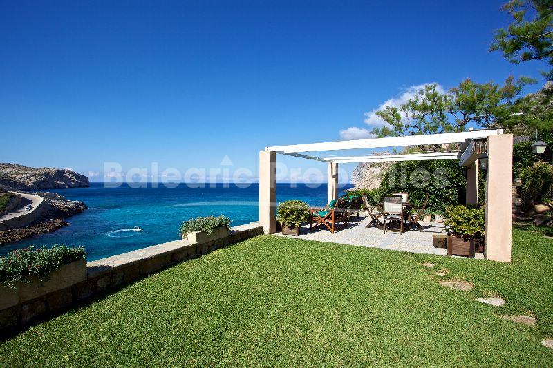 Frontline Villa for sale in Mallorca´s North with direct access to the beach in Cala Sant Vicenç, Mallorca