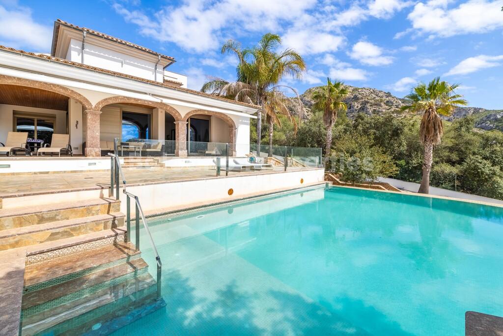 Luxury sea view villa with private lift for sale in Bonaire, Alcudia