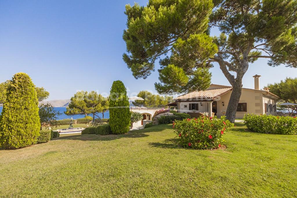 Propiedad en primera línea del mar a la venta en la bahía de Pollensa, Mallorca 