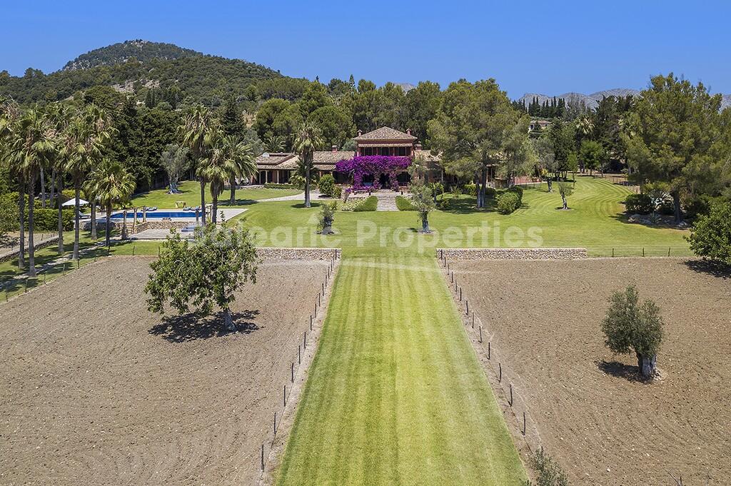 Finca con salón de doble altura en Pollensa, Norte de Mallorca