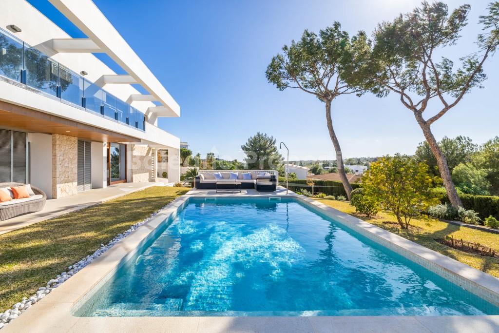 Villa de estilo moderno con gran jardín en venta en Cala Vinyes, Mallorca