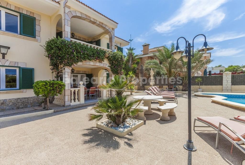 Villa  en venta situada sobre el Port Adriano y las islas Malgrats