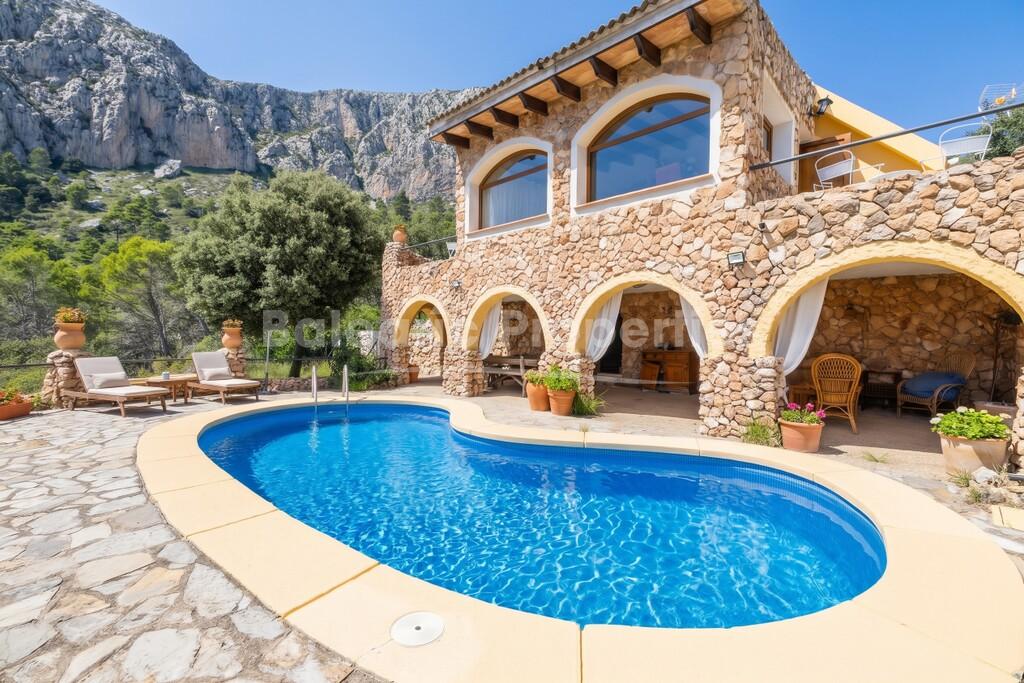 Rural house with pool and privacy for sale in Puigpunyent, Mallorca