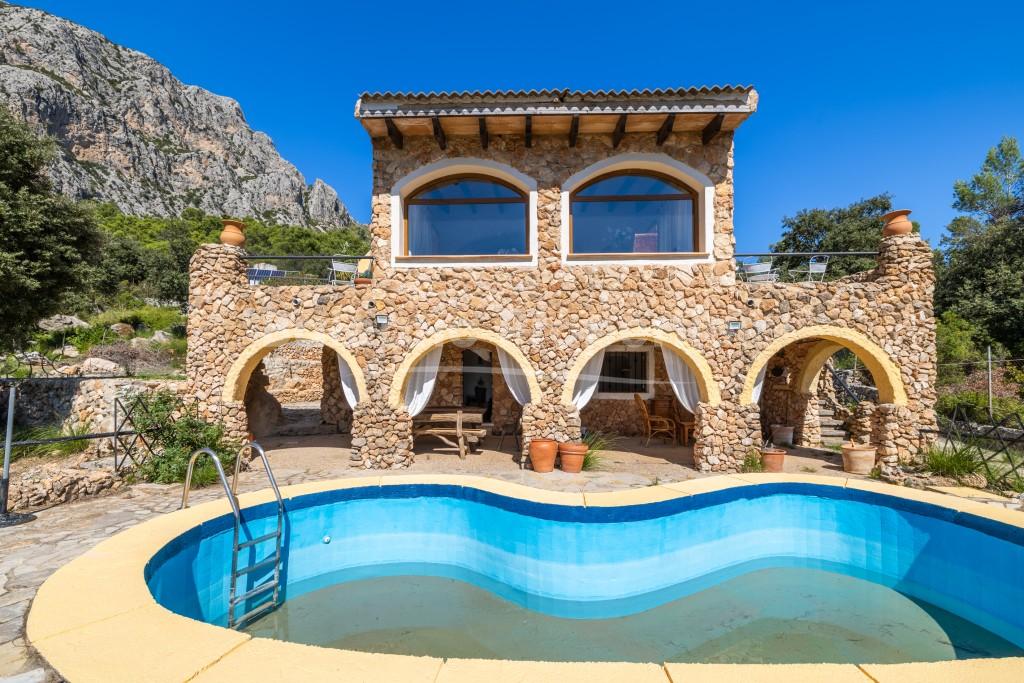Rural house with pool and privacy for sale in Puigpunyent, Mallorca