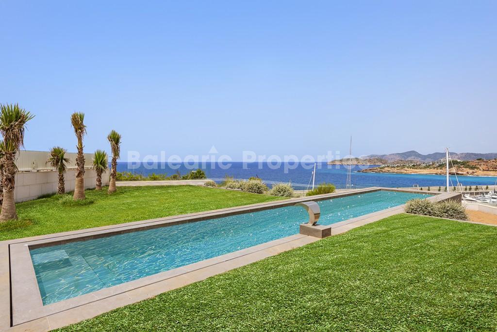 Villa de lujo en primera línea con increíbles vistas, a la venta en Port Adriano, Mallorca