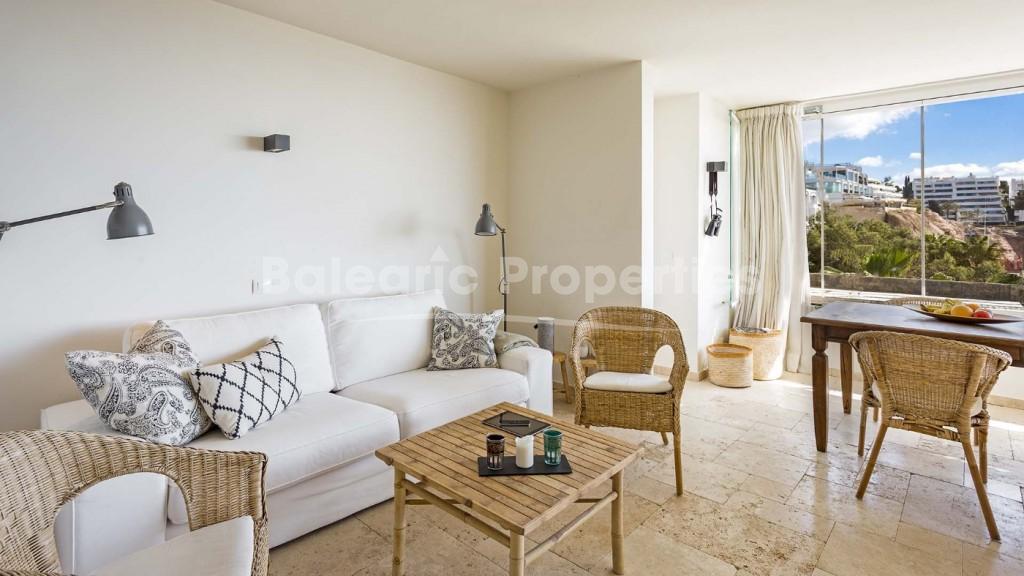 Renovado apartamento con vistas al mar a la venta en Puerto Portals, Mallorca