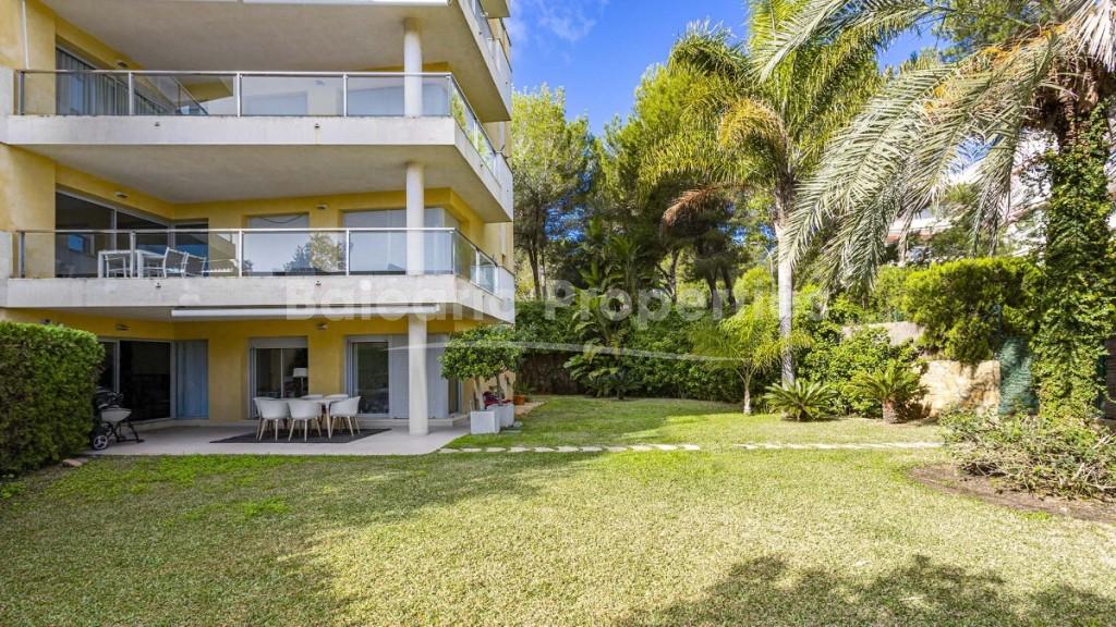 Apartamento de cuatro dormitorios con jardín privado y piscina comunitaria en venta en Sol de Mallorca, Mallorca