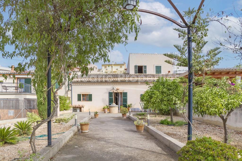 Rustic style house close to all amenities for sale on the outskirts of Palma, Mallorca