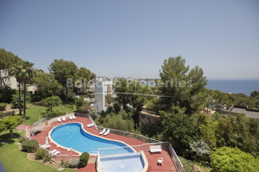 Apartamento con vistas al mar y piscina comunitaria, en venta en Cas Català, Mallorca