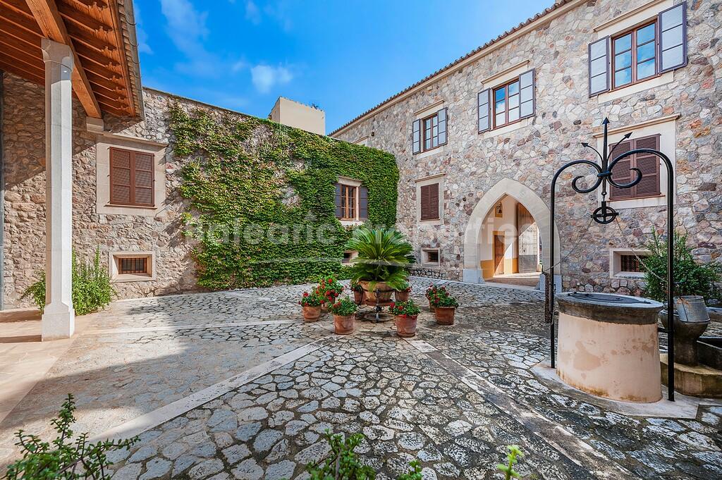 Magnificent country estate for sale on a huge plot in Puigpunyent, Mallorca
