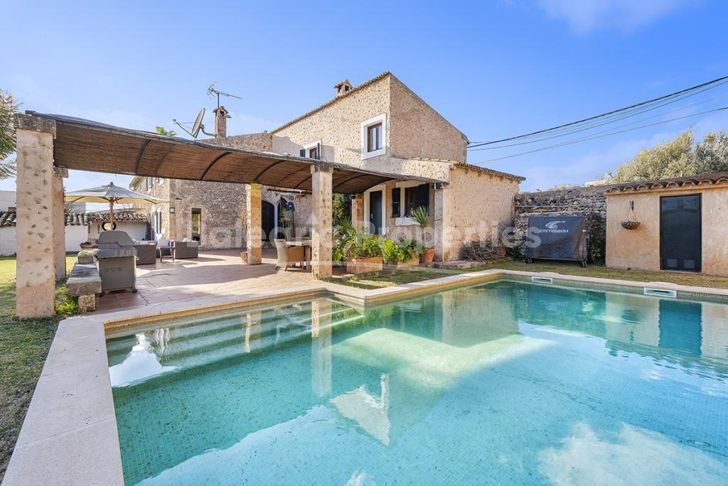 Renovated house with pool and garden for sale in Santa Eugenia, Mallorca
