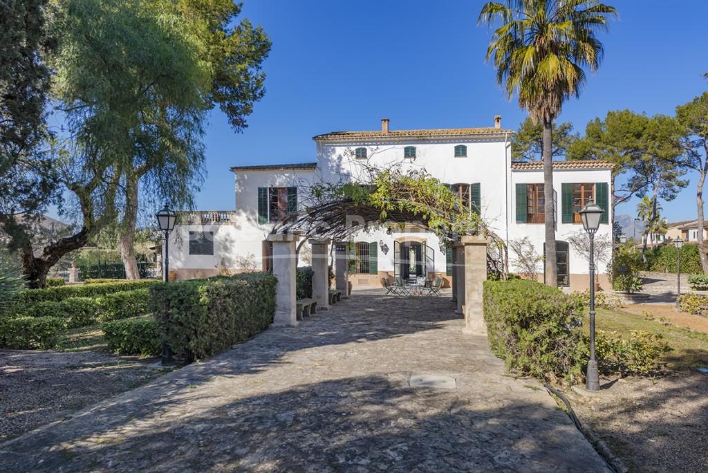 Impressive 19th century mansion with courtyard, for sale in Marratxi, Mallorca