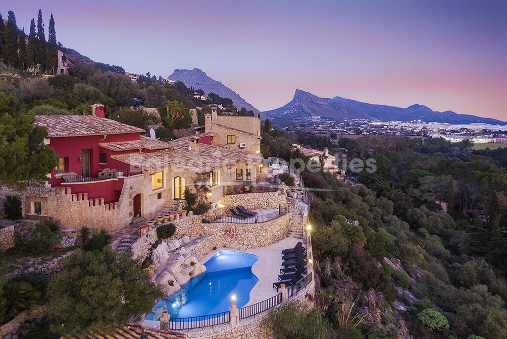 Outstanding sea view villa with holiday license for sale in Puerto Pollensa, Mallorca