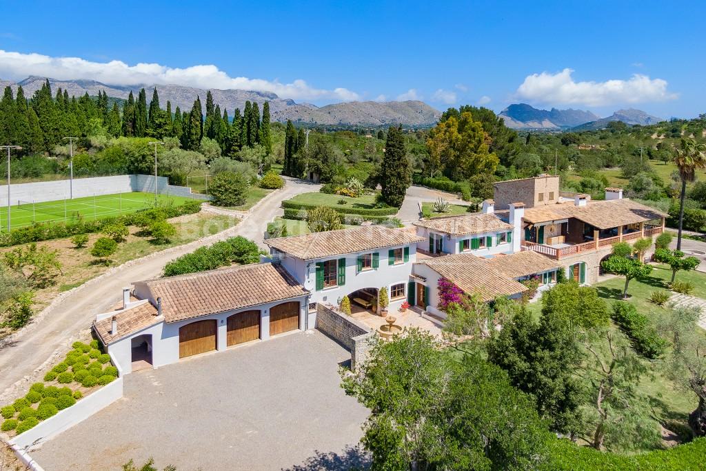 Luxury estate with holiday license, olive press and tennis court for sale in Pollensa, Mallorca north