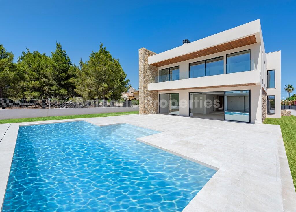 Modern luxury villa for sale close to the beach in Puerto Pollensa, Mallorca