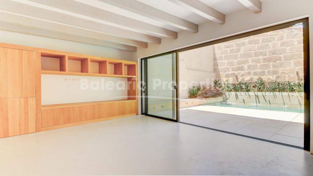 Casa de pueblo renovada con piscina en venta en el centro de Pollensa, Mallorca