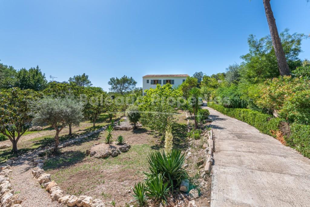 Atractiva villa con gran jardín y piscina en venta cerca de Pollensa, Mallorca