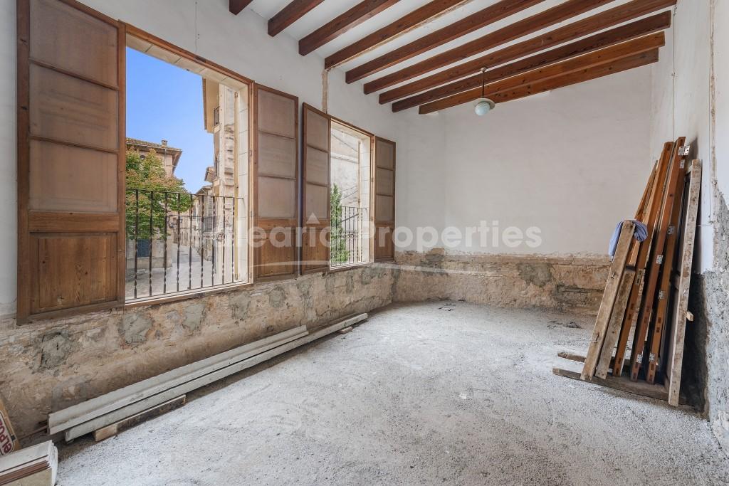 Excellent town house reform project for sale in the heart of Pollensa, Mallorca