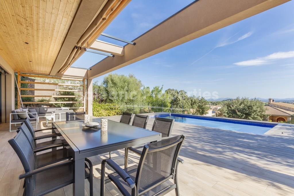 Moderna villa con vistas a la montaña con piscina en venta cerca de Pollensa, Mallorca