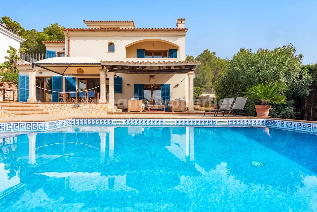Villa con vistas al mar y licencia de alquiler en venta en Santa Ponsa, Mallorca