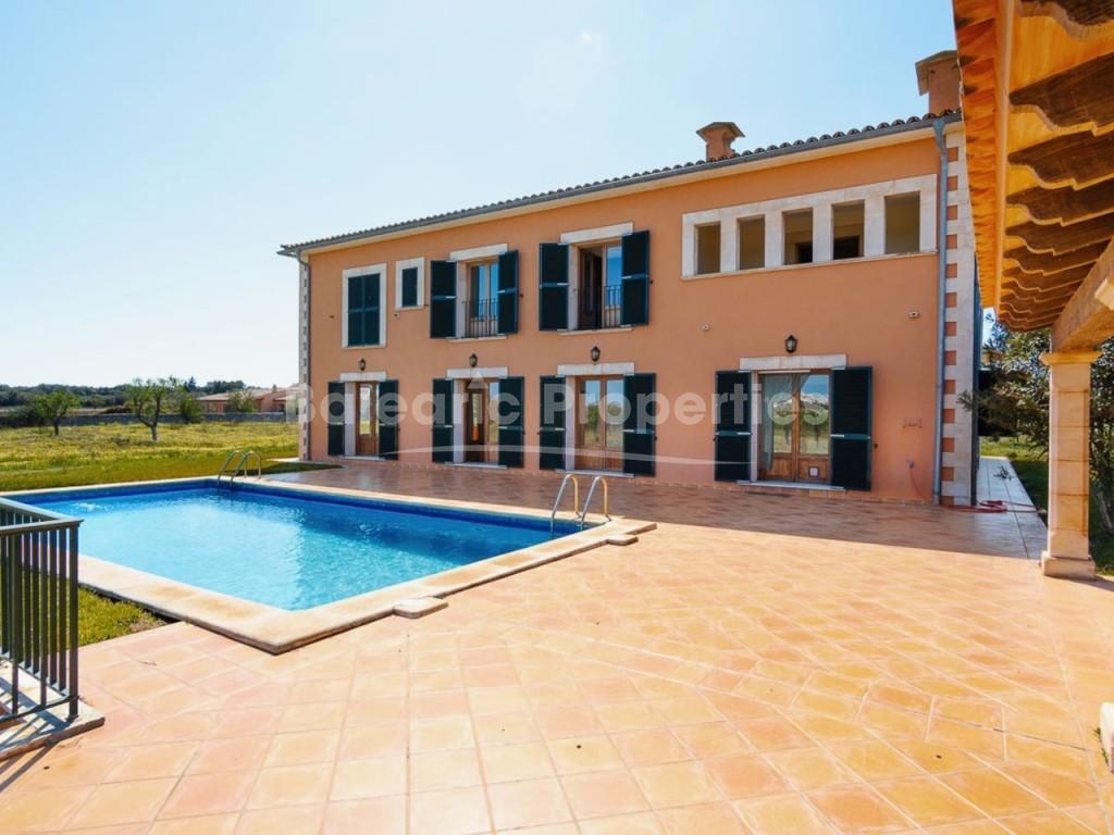 Amplia finca con piscina y vistas panorámicas en venta en Santanyí, Mallorca