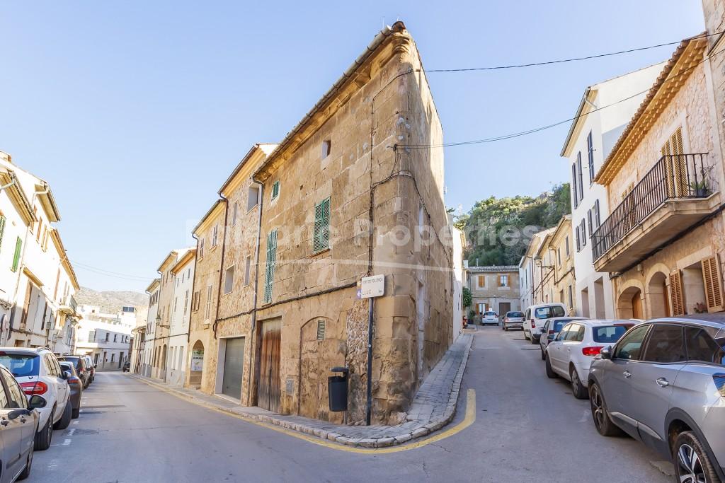 Town house requiring complete renovation for sale in Pollensa, Mallorca