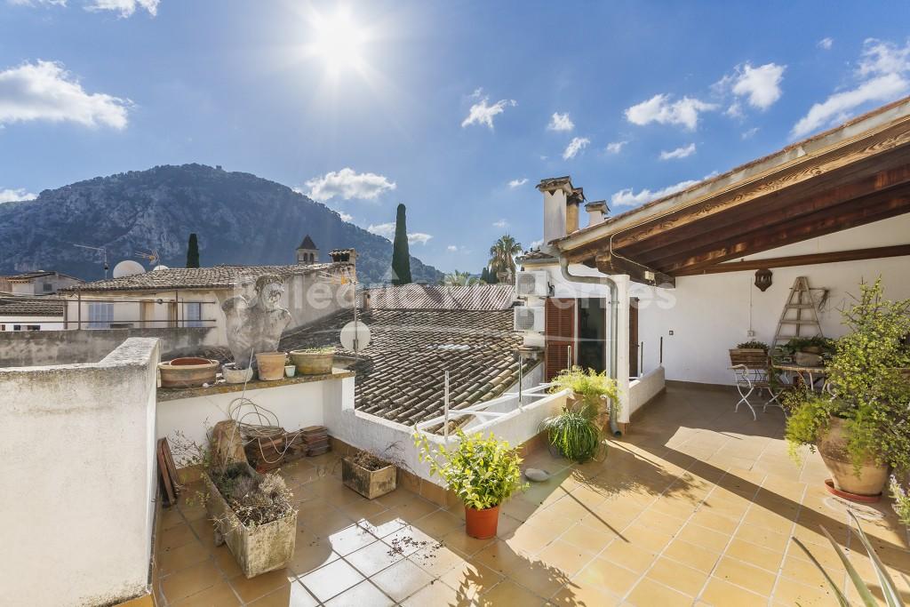 Preciosa casa de pueblo con gran terraza a la venta en el centro de Pollensa, Mallorca