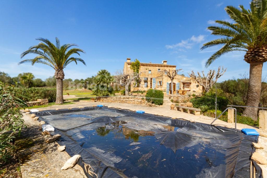 Finca rústica reformada con vistas panorámicas en venta en Artá, Mallorca